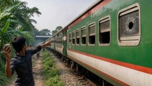 উদ্যোগ পাথরের আঘাতে রক্তাক্ত রেলযাত্রা, যাত্রীর প্রাণ বাঁচাতে এবার সিসিটিভি